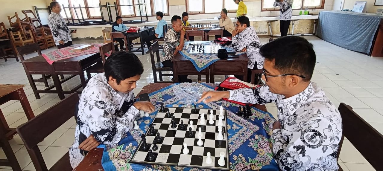 Guru Kecamatan Selaparang lomba catur dalam memeriahkan HUT PGRI ke-80 di SMPN 23 Mataram, Sabtu lalu (8/10).