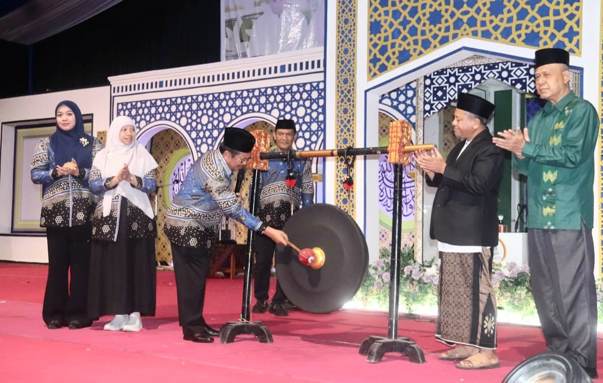 RESMI DIBUKA: Bupati Lombok Barat Lalu Ahmad Zaini membuka Musabaqah Tilawatil Qur&rsquo;an (MTQ) ke-XXXI tingkat kabupaten tahun 2025 di Lapangan Banteng, Kecamatan Lingsar, Sabtu malam (8/11).