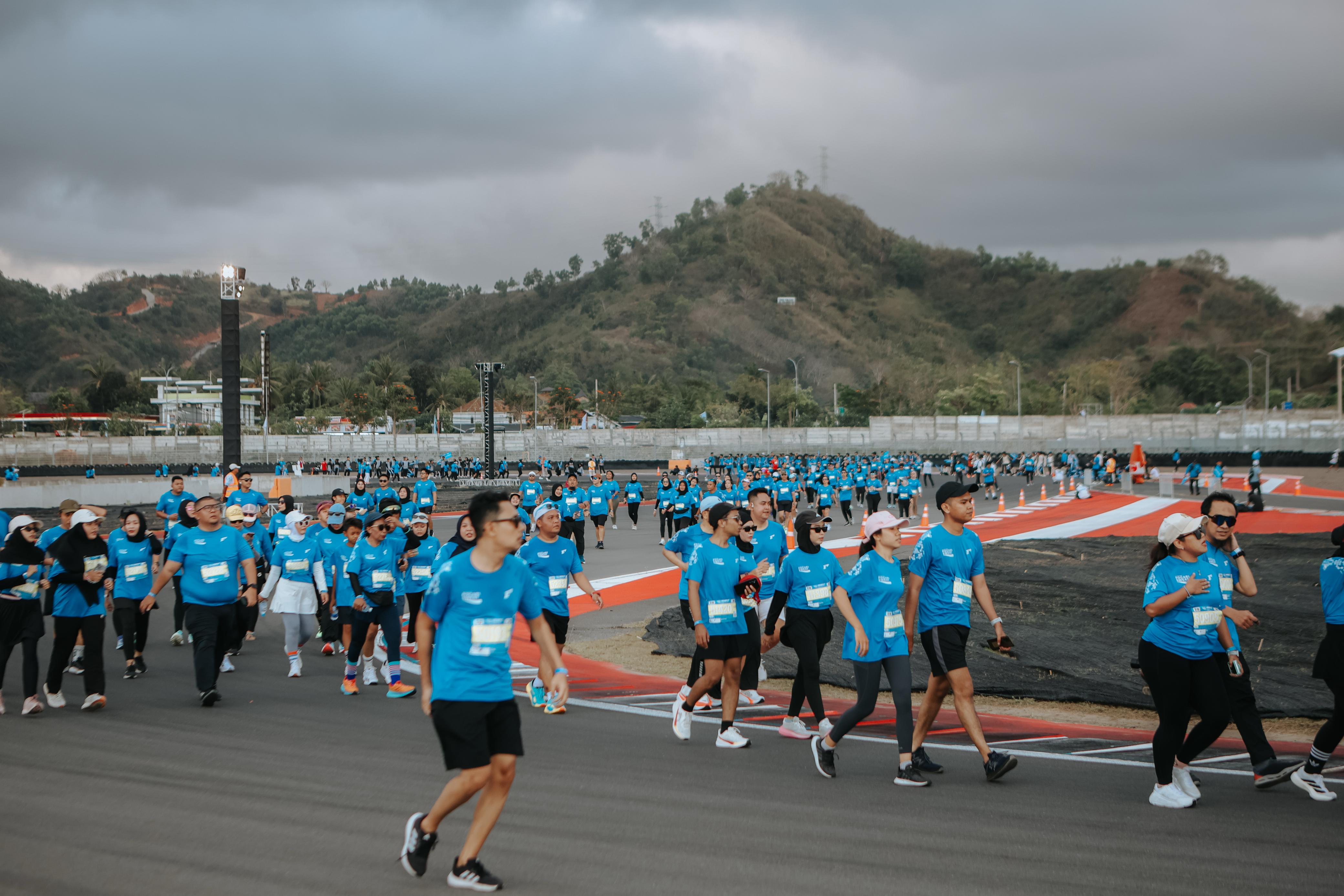 Event Pocari Sweat Run Lombok 2025 yang digelar di Sirkuit Mandalika Lombok Tengah pada September 2025.