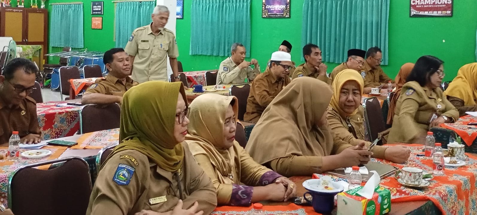 Para kepala SMP Kota Mataram saat melaksanakan rapat di SMPN 1 Mataram, belum lama ini. Seleksi kepala sekolah Mataram, 96 guru berebut 48 kursi SD dan SMP.