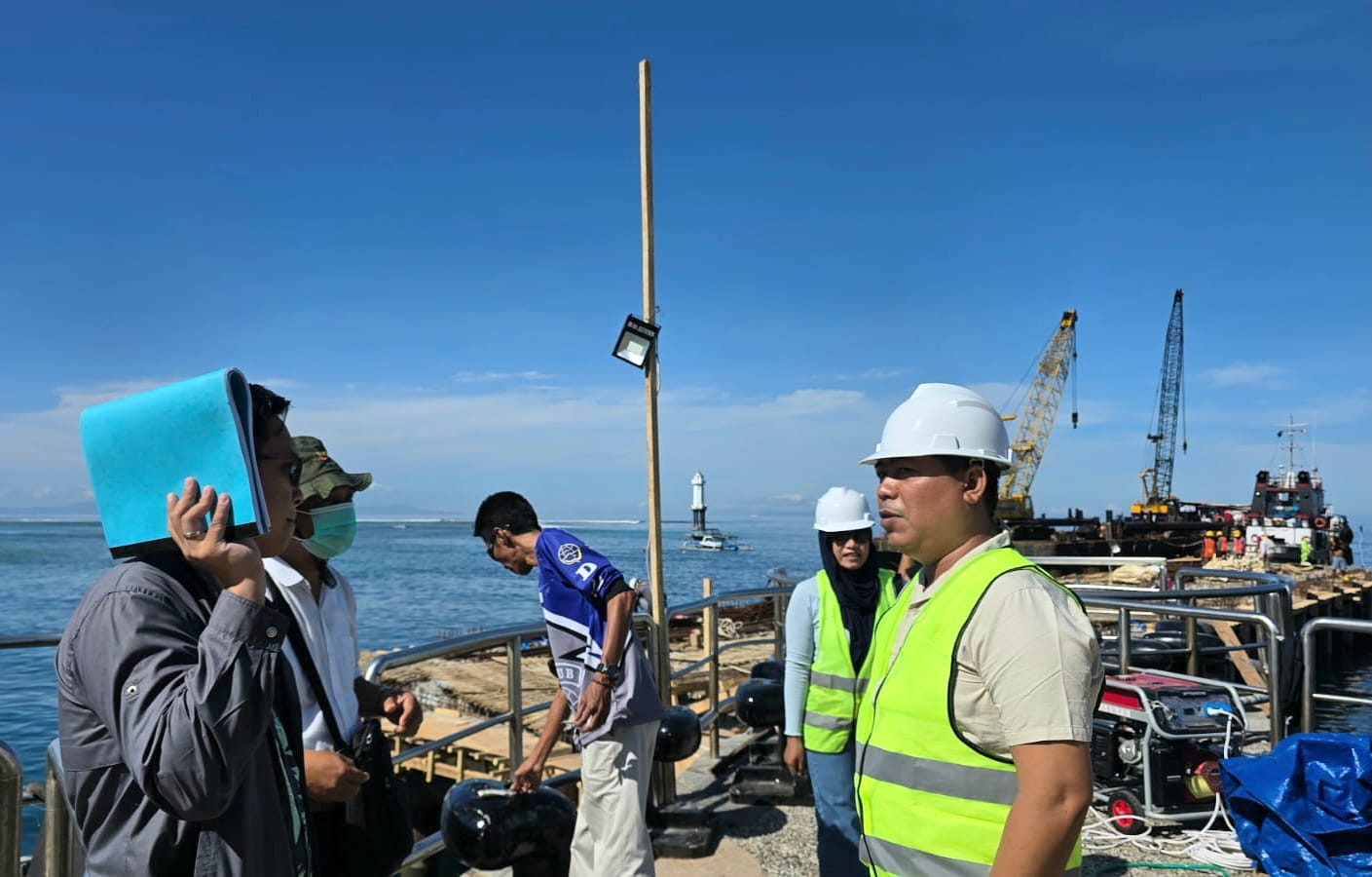 CEK LANGSUNG: Komisi III DPRD Lobar saat mengecek proyek Dermaga Senggigi, Jumat (7/11).