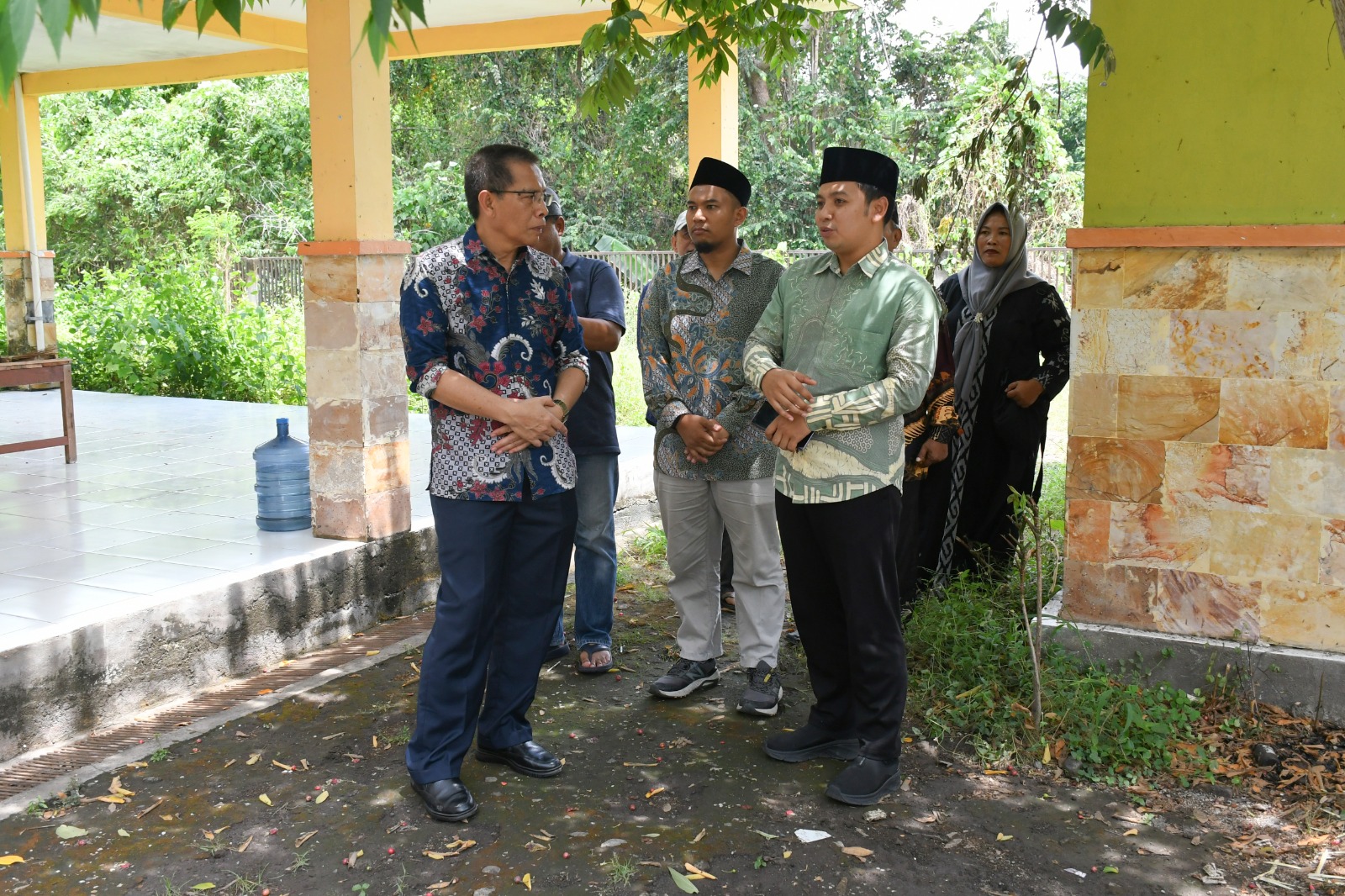 Wakil Bupati Lombok Timur Moh. Edwin Hadiwijaya (kiri) saat mengunjungi pasar kuliner Kelayu Jorong, Kecamatan Selong.