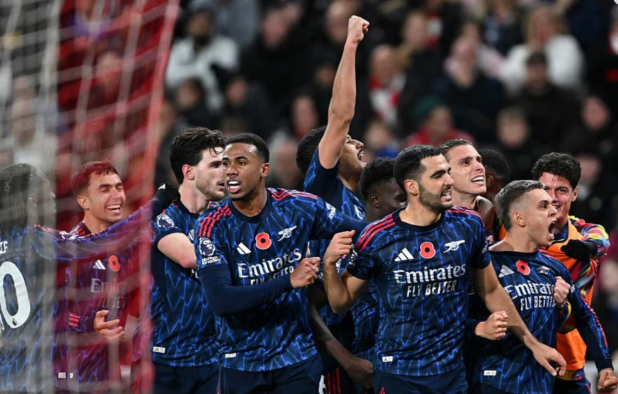 Arsenal berhasil menjaga rekor tak terkalahkan meski harus bermain imbang kontra Sunderland.