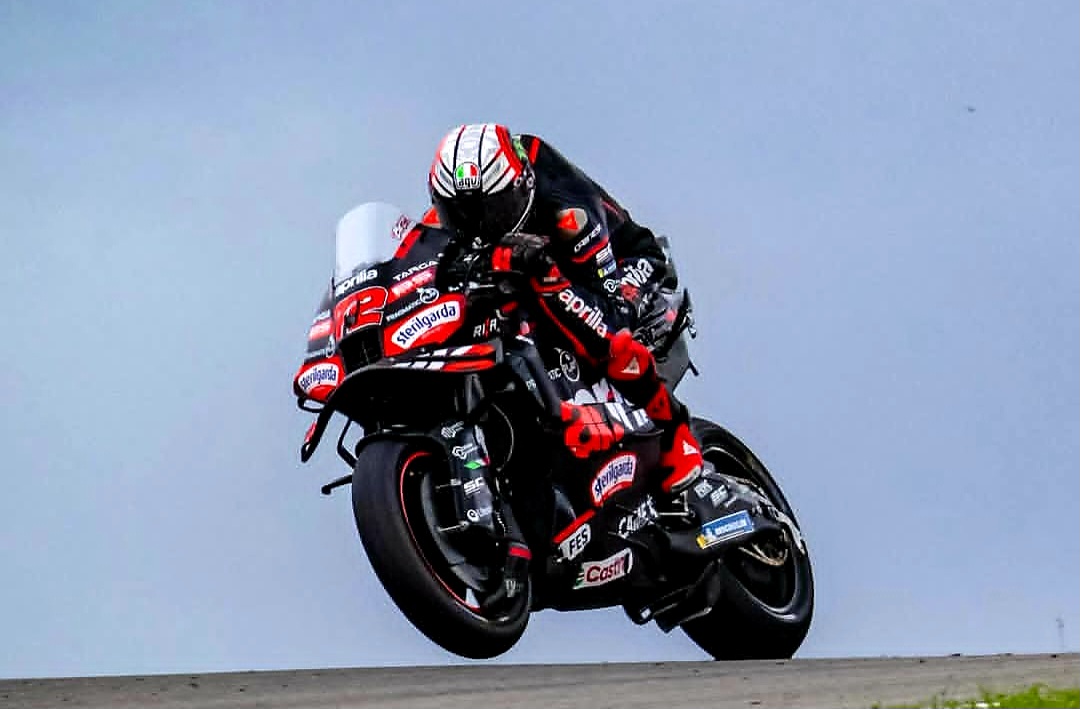 MENANGKAN BALAPAN: Pembalap Aprilia Marco Bezecchi memengkan balapan di MotoGP Portugal, Minggu (9/11).
