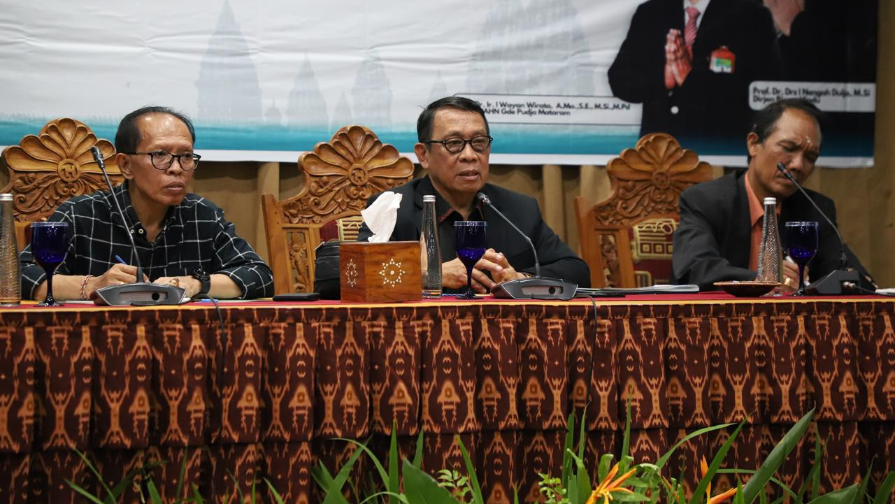Staf Khusus Menteri Agama, Ismail Cawidu, mengungkapkan bahwa rendahnya tingkat literasi digital masyarakat tidak sebanding dengan kebebasan informasi yang diterapkan (politik open sky).