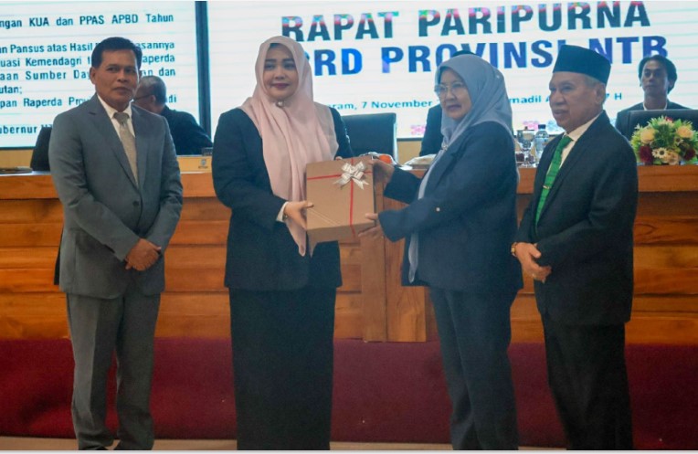 APBD: Wagub NTB Indah Dhamayanti Putri saat menyerahkan rancangan KUA PPAS APBD 2026 kepada Ketua DPRD NTB Baiq Isvie Rupaeda&nbsp;di Ruang Rapat Utama Kantor Gubernur NTB.