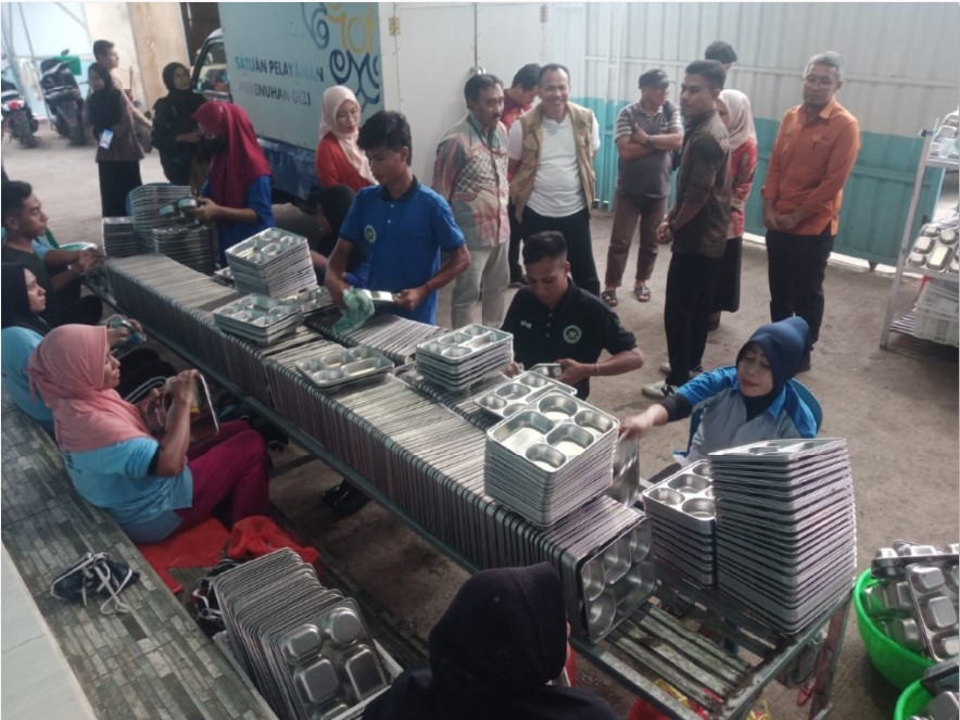 MBG: Ketua Satgas MBG NTB Ahsanul Khalik dan Kepala BPS NTB Wahyudin saat survei monitoring dan evaluasi Program MBG di Kota dan Kabupaten Bima.