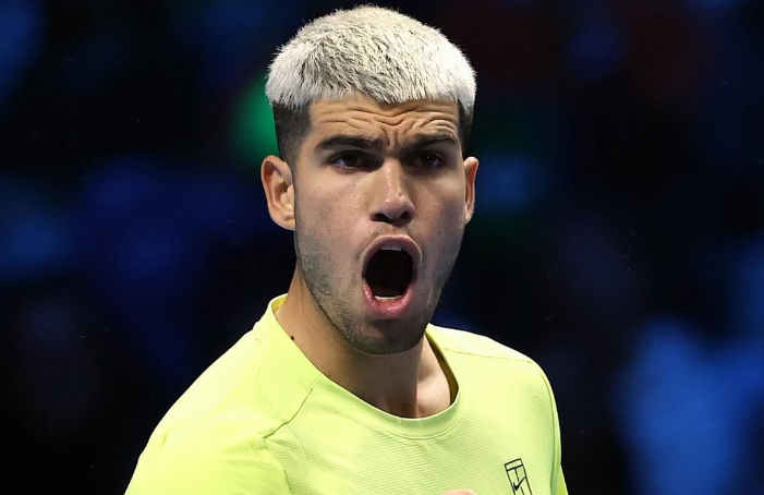 Carlos Alcaraz kalahkan Alex de Minaur 7-6(5), 6-2 di Nitto ATP Finals 2025 Turin, membuka peluang besar rebut gelar ATP No.1 akhir tahun.