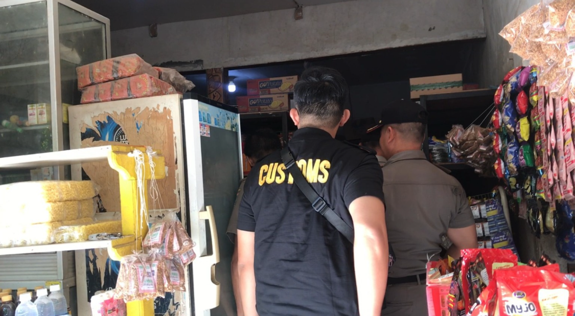 Petugas Bea Cukai Mataram menyasar toko-toko eceran untuk memastikan seluruh produk hasil tembakau yang dijual memiliki pita cukai resmi.