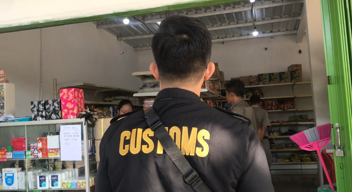 Petugas Bea Cukai Mataram menyasar toko-toko eceran untuk memastikan seluruh produk hasil tembakau yang dijual memiliki pita cukai resmi.