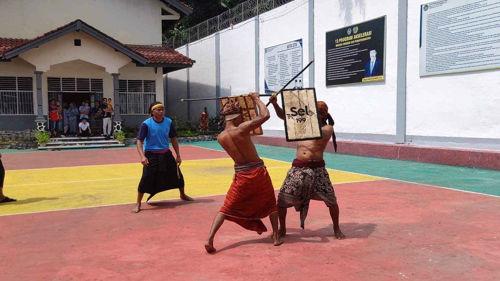 Dua orang narapidana Lapas Selong saat adu ketangkasan dalam permainan Peresean di dalam Lapas