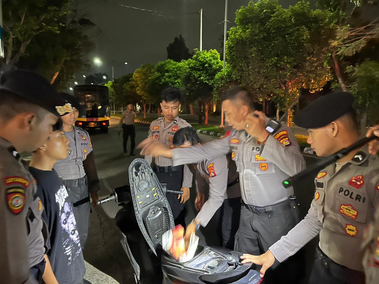 BUBARKAN BALAP LIAR: Tim Patroli Polresta Mataram memeriksa sepeda motor milik salah seorang pemuda yang berkumpul di Jalan Lingkar Selatan, Minggu (9/11) dini hari.&nbsp;