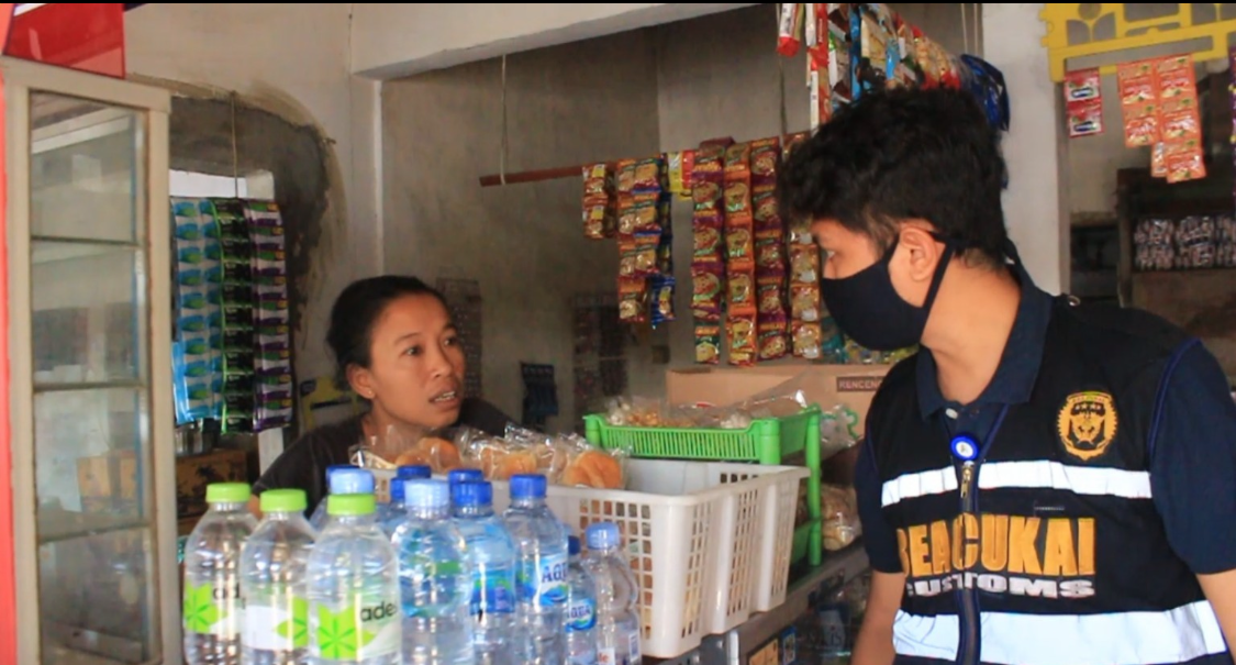 Petugas Bea Cukai Mataram memberikan penjelasan kepada pemilik warung terkait penjualan rokok tanpa pita cukai di wilayah Kota Mataram.