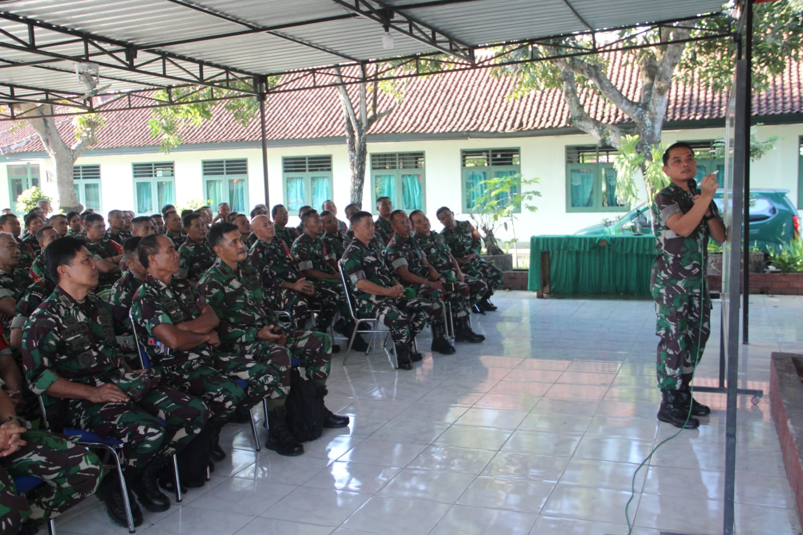 PERCEPAT: Komandan Kodim 1620/Loteng Letkol Arm Rangkuti Karimmuddin berikan bimtek pada seluruh babinsa dalam percepatan pembangunan KDKMP, Sabtu (9/11)