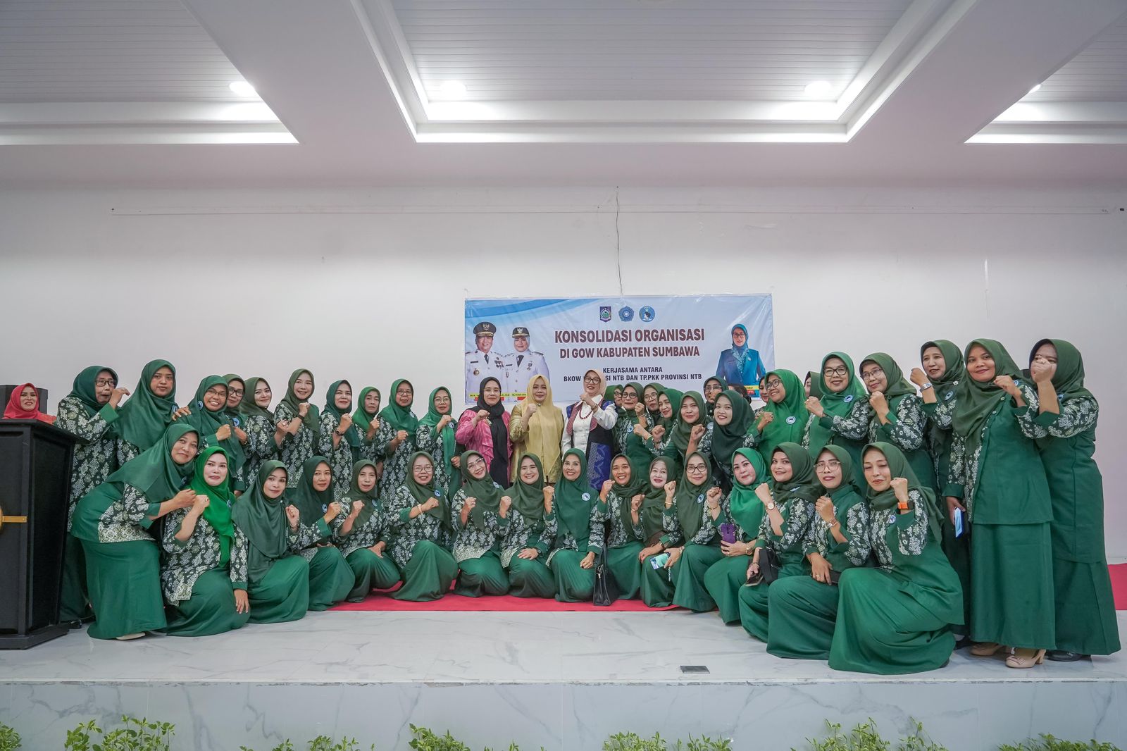 Wagub NTB Hj Indah Dhamayanti Putri bersama Ketua TP PKK NTB saat pertemuan dengan sejumlah organisasi di Sumbawa.
