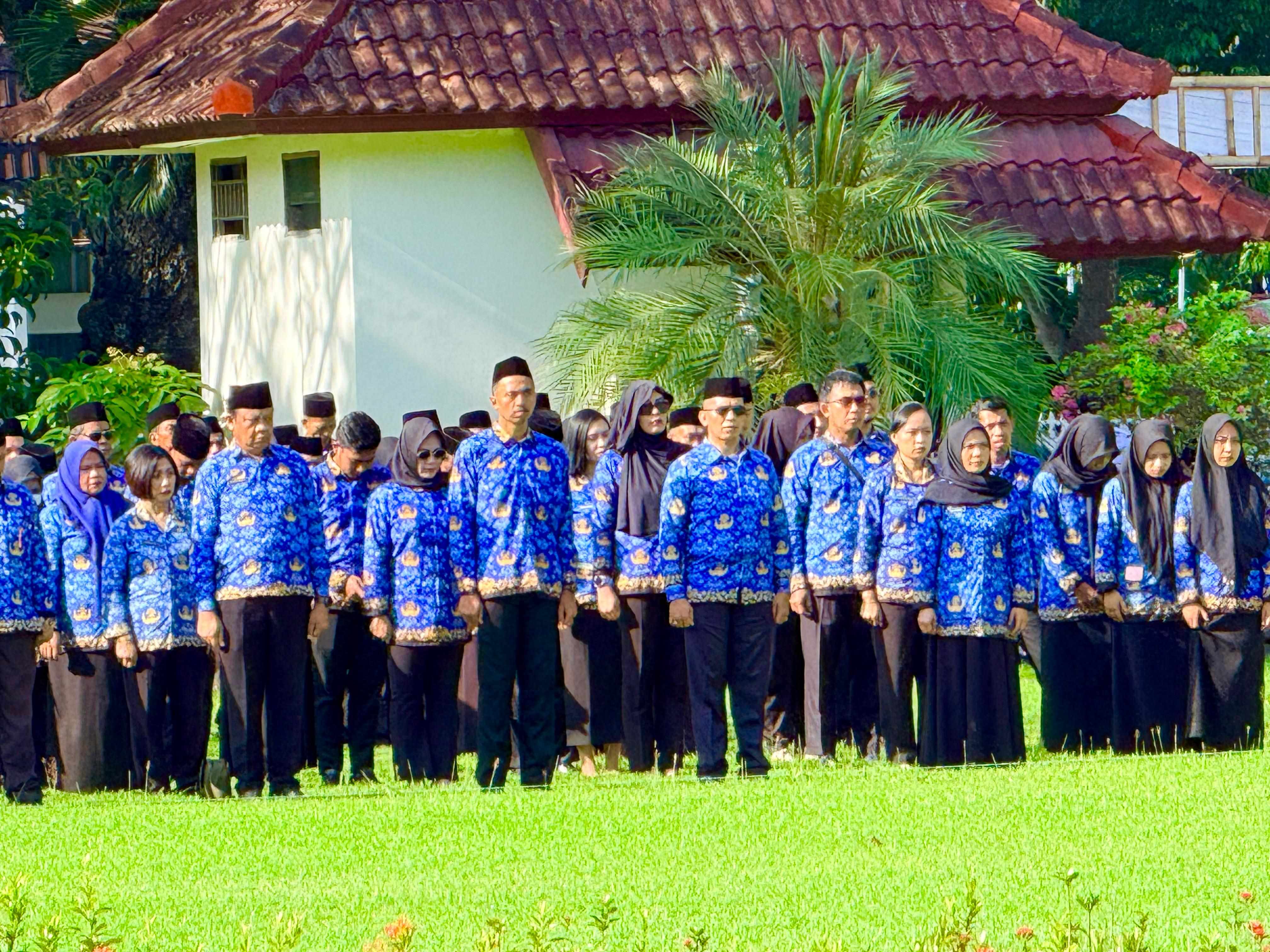 SERAGAM LENGKAP: Para pegawai lingkup Pemprov NTB, berbaris rapi saat mengikuti upacara peringatan Sumpah Pemuda, 28 Oktober lalu.