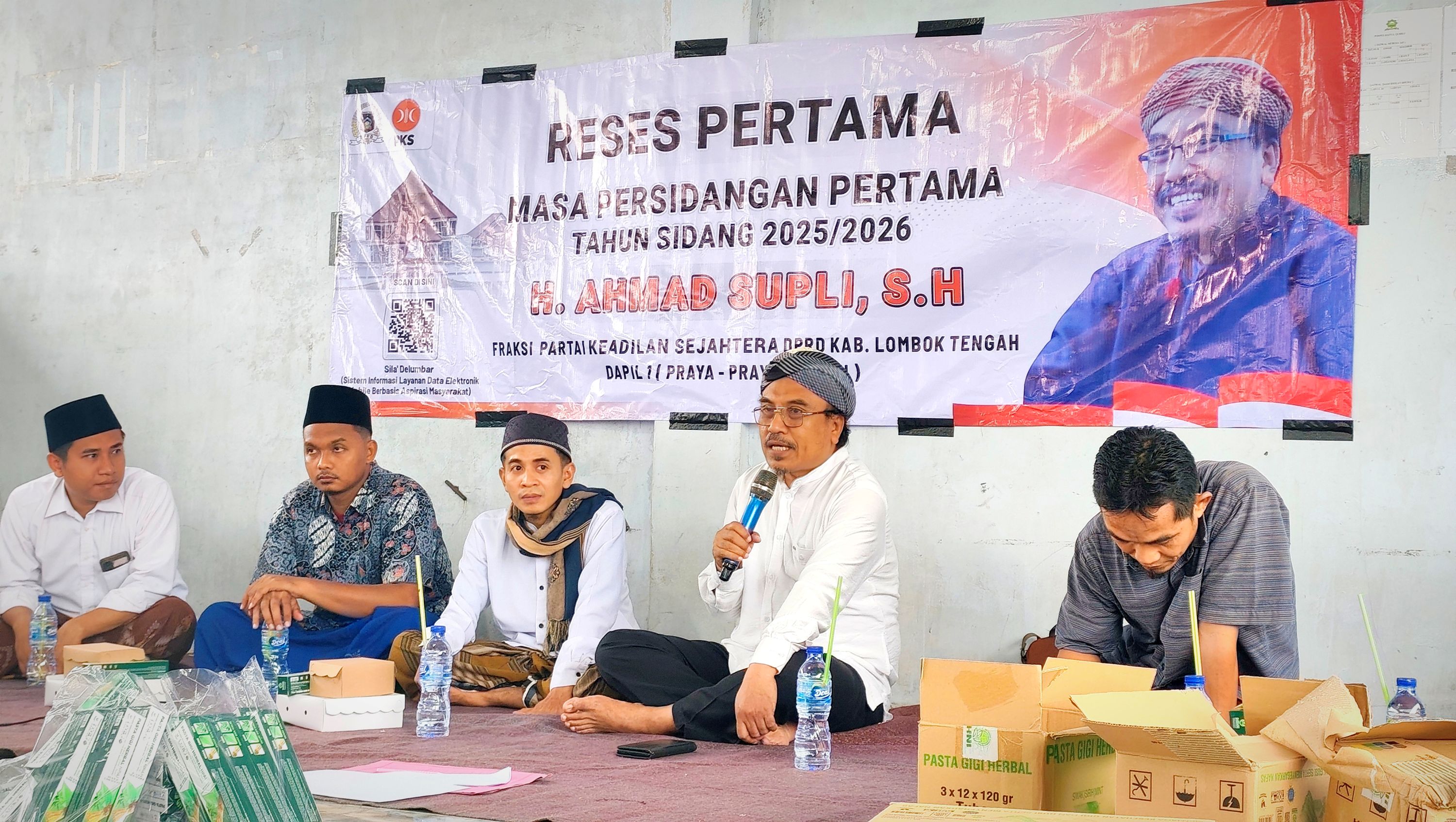 Anggota DPRD Lombok Tengah Ahmad Supli (dua kanan) menggelar reses pertana tahun 2025/2026 di Pondok Pesantren Baitul Qurro Beson, Bunsalak, Desa Jago, Senin (10/11).