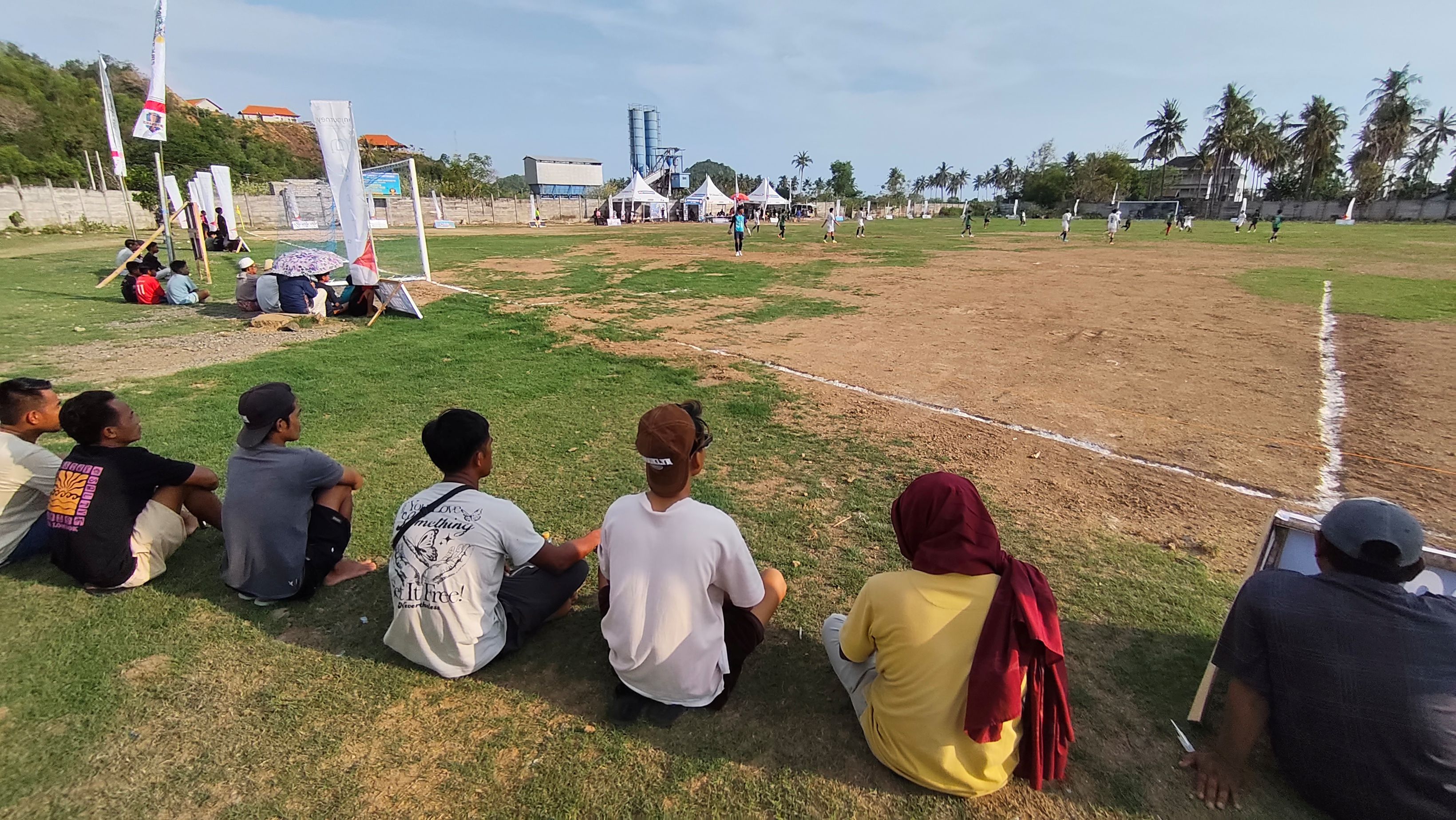 HIBURAN: Warga Kuta menyaksikan turnamen sepakbola yang digelar Karang Taruna Kuta di lahan bagian timur Masjid Nurul Bilad, Sabtu (8/11).