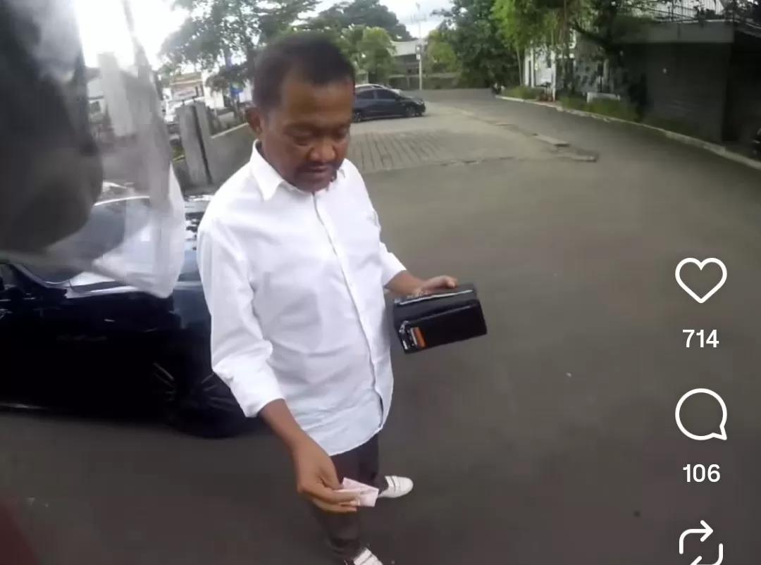 Tangkapan layar polisi tolak uang suap Rp 100 ribu karena menindak mobil mewah yang menggunakan pelat nomor berukuran kecil. (Instagram/@dulyanidul).