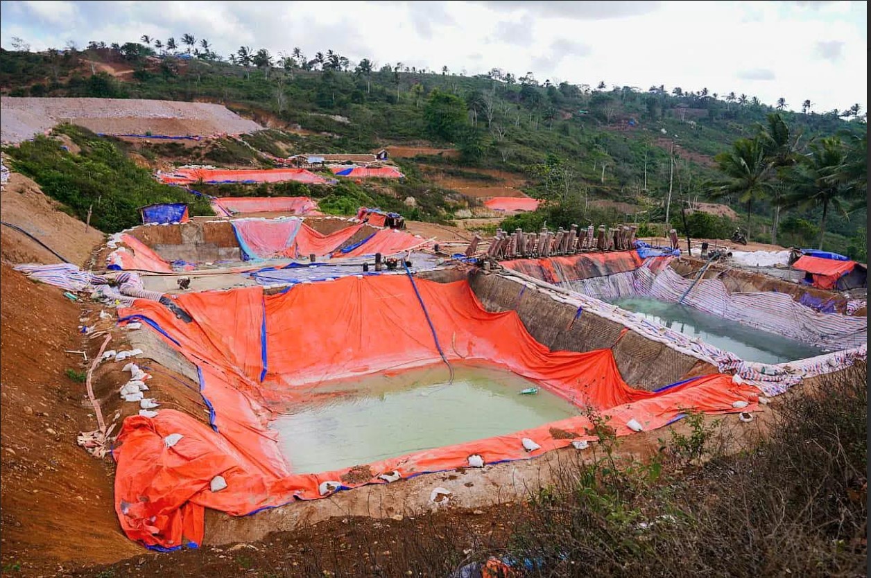 SUDAH DITUTUP: Kondisi lokasi tambang yang dikelola TKA Cina di Sekotong, Lobar, sudah ditutup, beberapa waktu lalu.&nbsp;