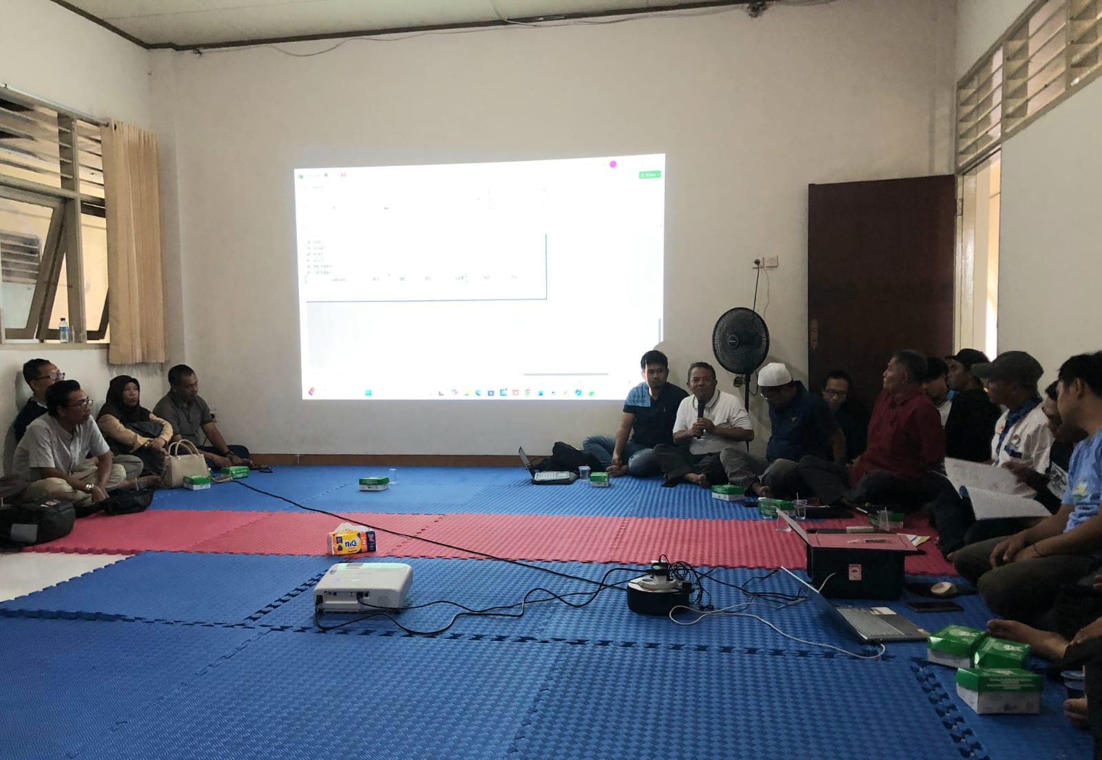 PERSIAPAN: Pengurus KONI Lombok Barat menggelar rapat persiapan Pelatda, Sabtu (8/11).