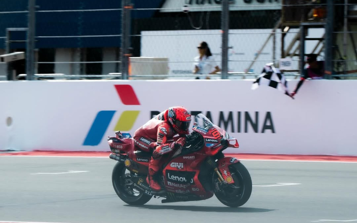 Marc Marquez menangi BMW M Award 2025 usai jadi pembalap kualifikasi terbaik MotoGP. Raih lagi gelar ini untuk pertama kalinya sejak 2019!