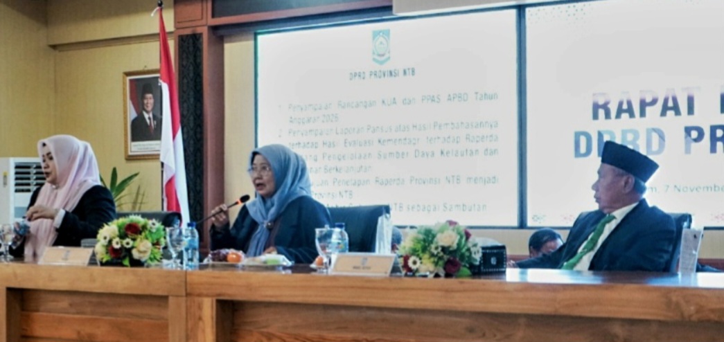 Ketua DPRD NTB Baiq Isvie Rupaeda (tengah) memimpin rapat paripurna penyerahan dokumen KUA-PPAS RAPBD 2026, Jumat (7/11).