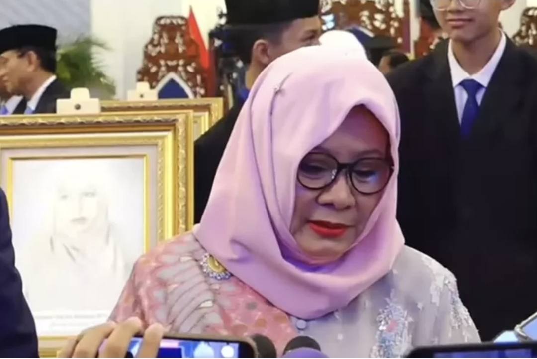 Mbak Tutut, tak kuasa menyembunyikan rasa haru usai almarhum Soeharto resmi dianugerahi gelar Pahlawan Nasional oleh Presiden Prabowo Subianto. (ist)