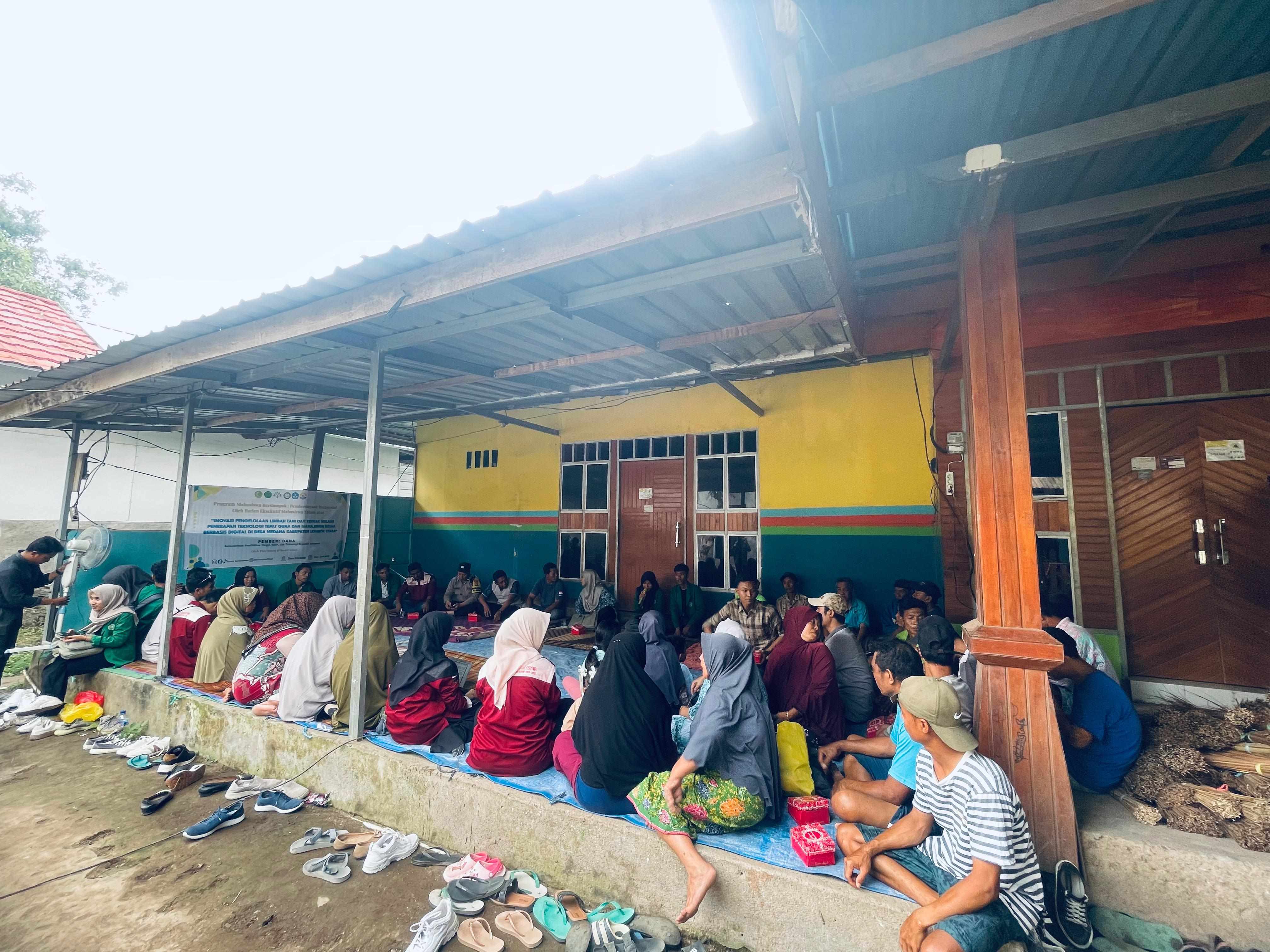 Suasana sosialisasi, kelompok tani karya mekar dan kelompok ternak ceriah Desa Medana, Kecamatan Tanjung, Lombok Utara, dalam mengelola limbah menjadi produk bernilai ekonomi.