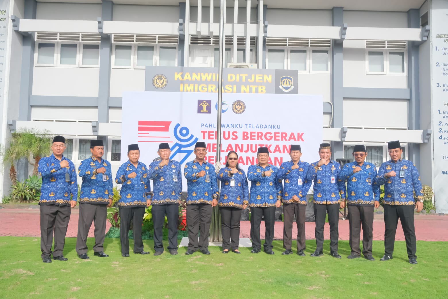 Kanwil Kemenkum NTB menggelar upacara peringatan Hari Pahlawan sebagai bentuk penghormatan atas jasa para pejuang bangsa.