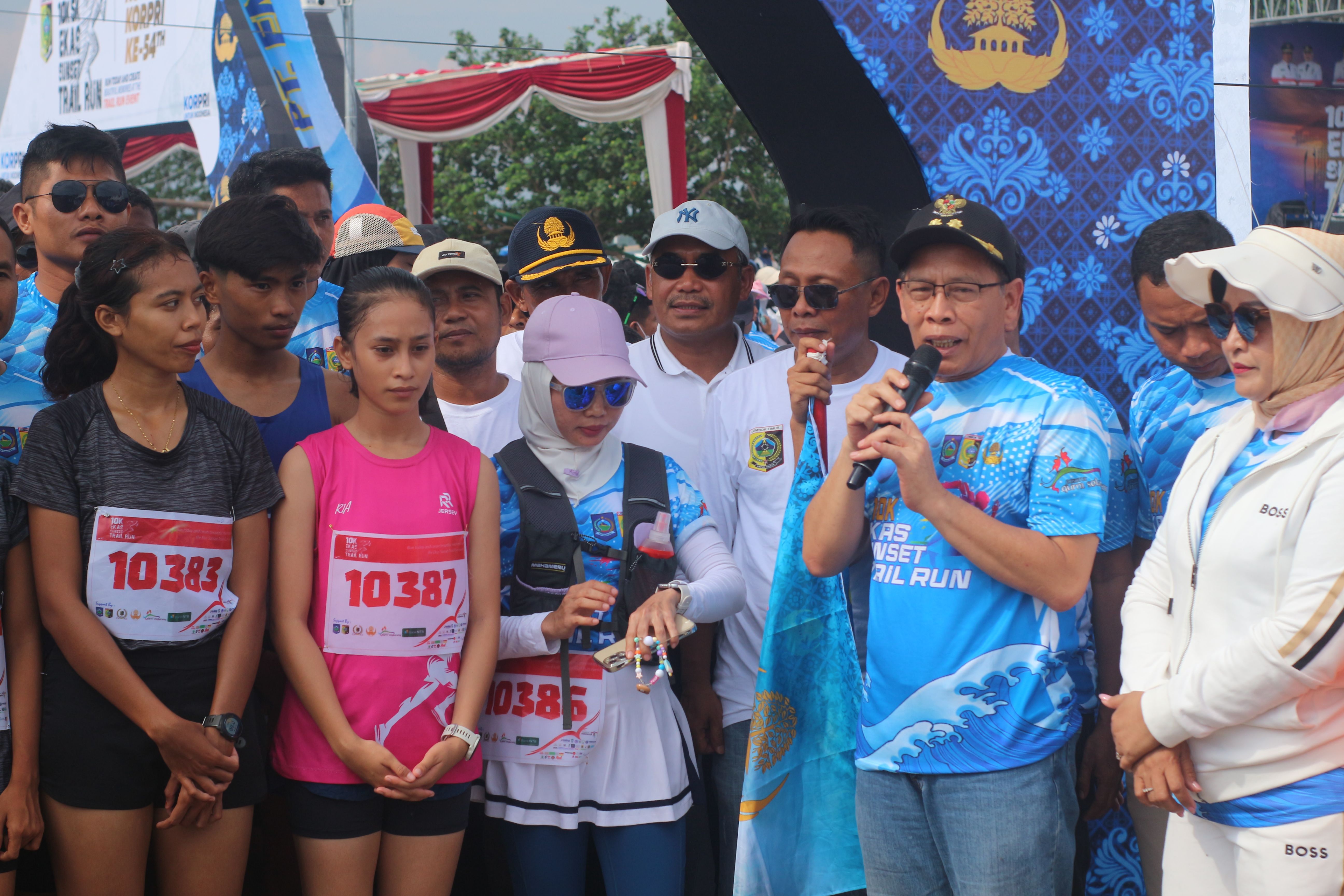 Wakil Bupati Lombok Timur Moh Edwin Hadiwijaya melepas peserta Ekas Sunset Trail Run di Pantai Ekas, Kecamatan Jerowaru.