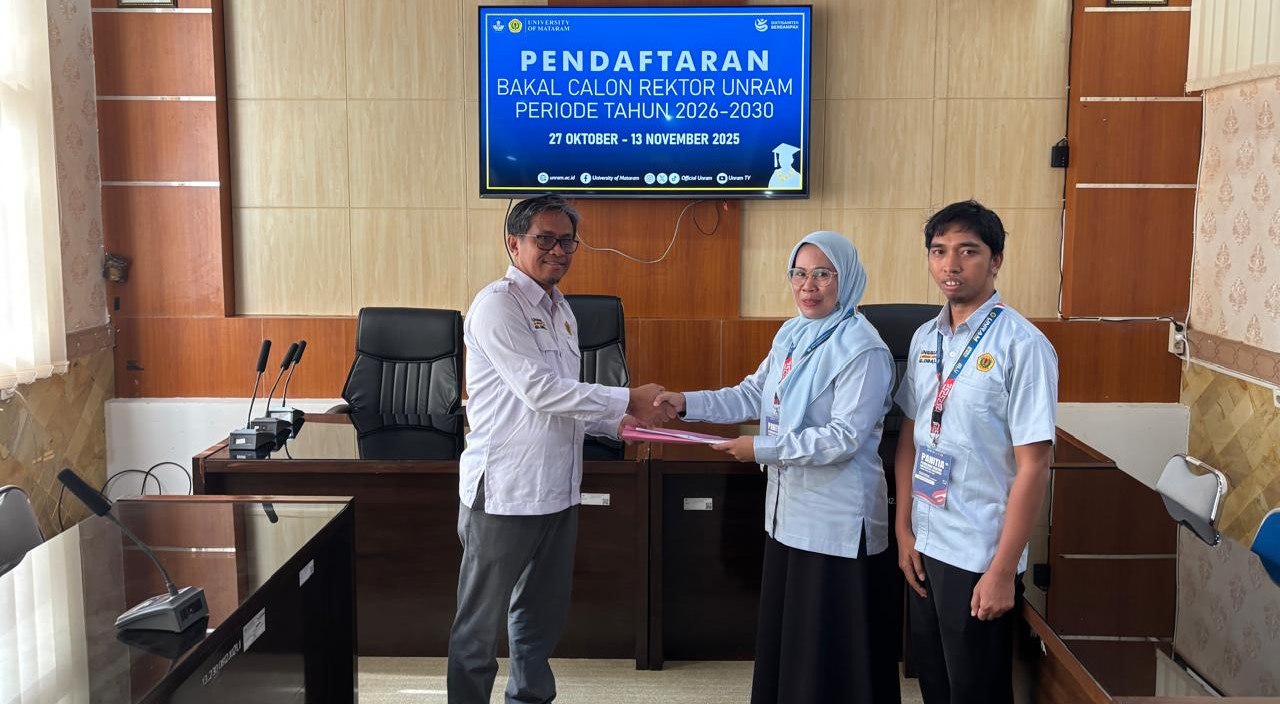 Guru Besar Unram Prof. Muhamad Ali, Ph.D resmi mendaftarkan diri sebagai calon Rektor Unram periode 2026&ndash;2030 di Gedung Rektorat, Senin (10/11)