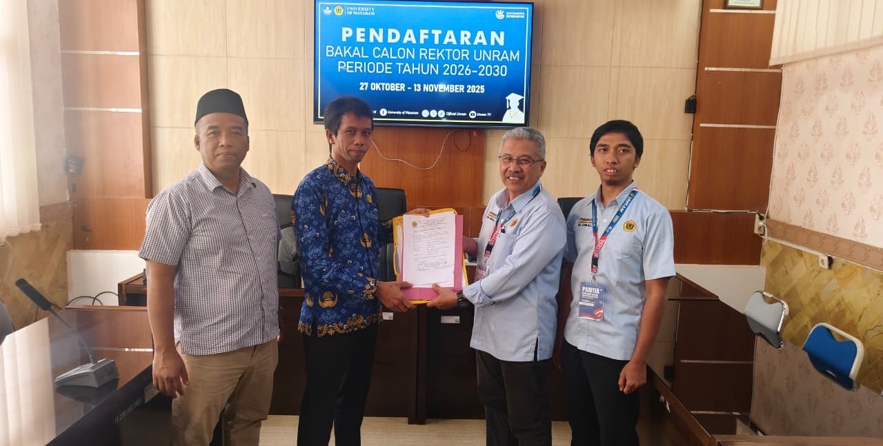 Guru Besar Unram Prof. Dr. Sukardi, M.Pd (batik biru) menyerahkan berkas pendaftaran sebagai calon Rektor Unram periode 2026&ndash;2030 di Gedung Rektorat, Senin (10/11)