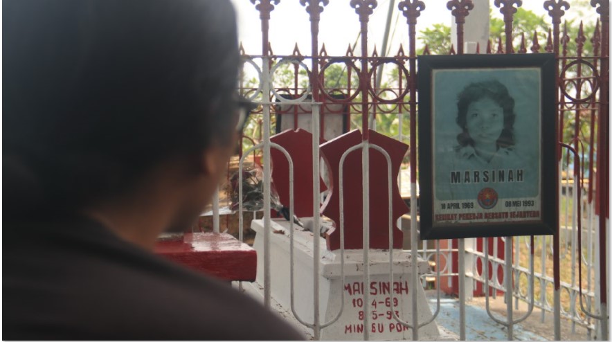 TERUS DIKENANG: Makam Marsinah di Desa Nglundo, Nganjuk. Saat peringatan Hari Buruh, banyak yang berziarah ke makam tersebut.