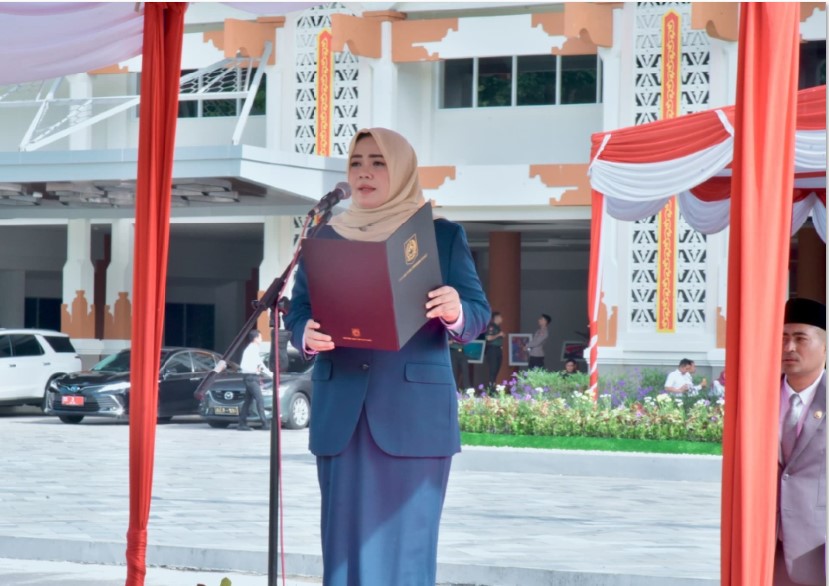 HARI PAHLAWAN: Wagub NTB Indah Dhamayanti Putri saat memimpin upacara peringatan Hari Pahlawan 10 November di halaman Kantor Gubernur NTB, Senin (10/11).&nbsp;