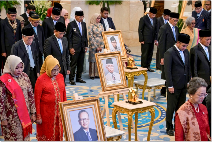 PAHLAWAN NASIONAL: Tampak foto Almarhum Sultan Muhammad Salahuddin (tengah) didampingi ahli waris saat penganugerahan gelar Pahlawan Nasional di Istana Negara, Jakarta, Senin (10/11).