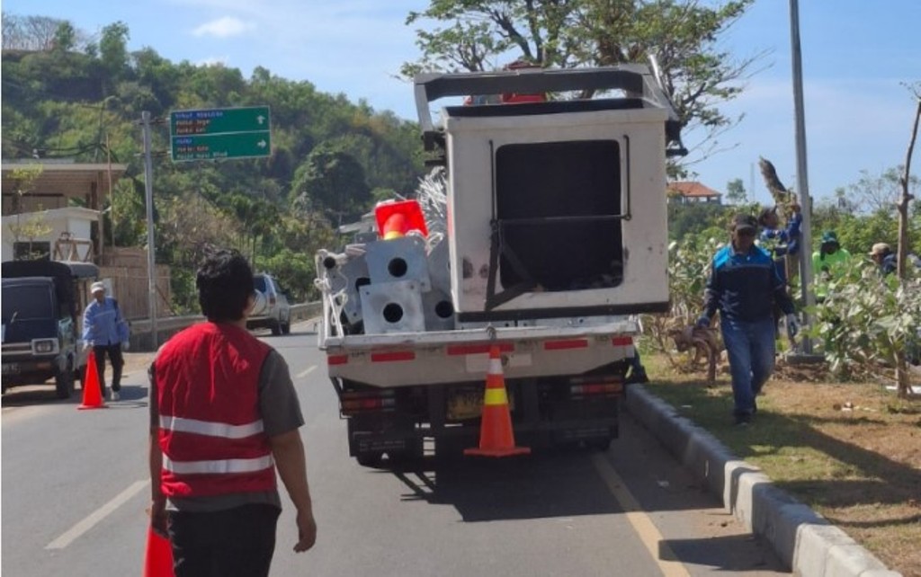 PEMASANGAN PJU: Proses pemasangan PJU tenaga surya di jalan bypass dekat Sirkuit Mandalika, Lombok Tengah.&nbsp;