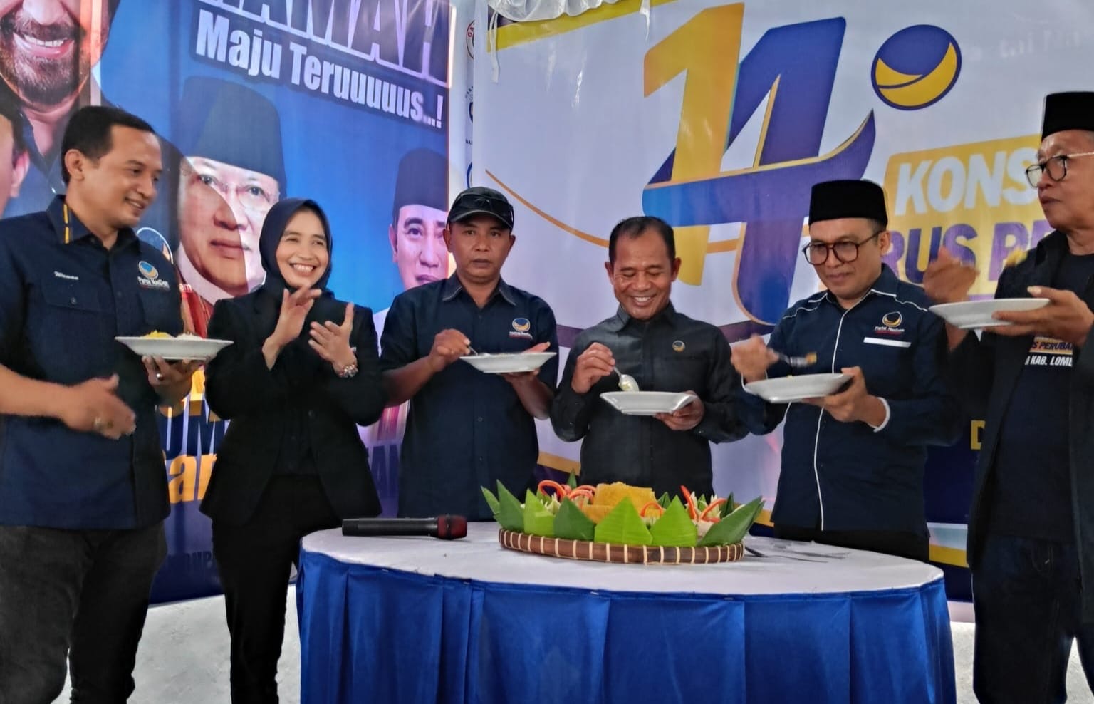 ULANG TAHUN: DPD Partai NasDem Lotim merayakan hari jadi partai ke-14 di Selong, Selasa (11/11).