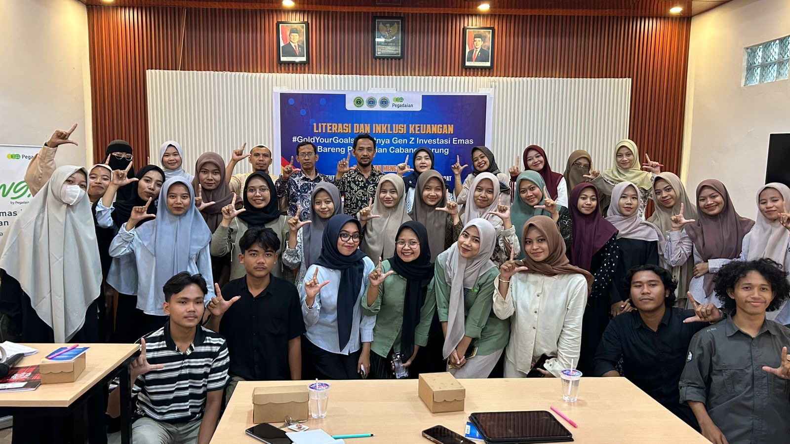 Mahasiswa Institut Agama Islam (IAI) Nurul Hakim Kediri berpose bersama tim PT Pegadaian Cabang Gerung usai kegiatan Literasi dan Inklusi Keuangan bertema #GoldYourGoals: Bangkitnya Gen Z Investasi Em