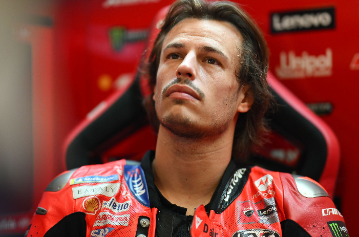 Nicolo Bulega ditunjuk Ducati jadi pembalap kunci pengembangan Desmosedici GP27 untuk era 850cc. Davide Tardozzi beberkan alasannya.