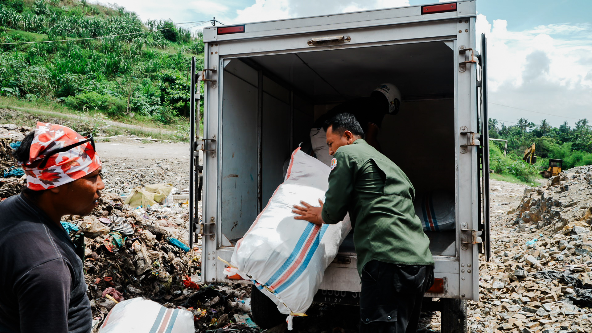 MGPA musnahkan barang impor di TPA Regional Kebon Kongok, Desa Suka Makmur,  Gerung, Lombok Barat, Selasa (11/11).
