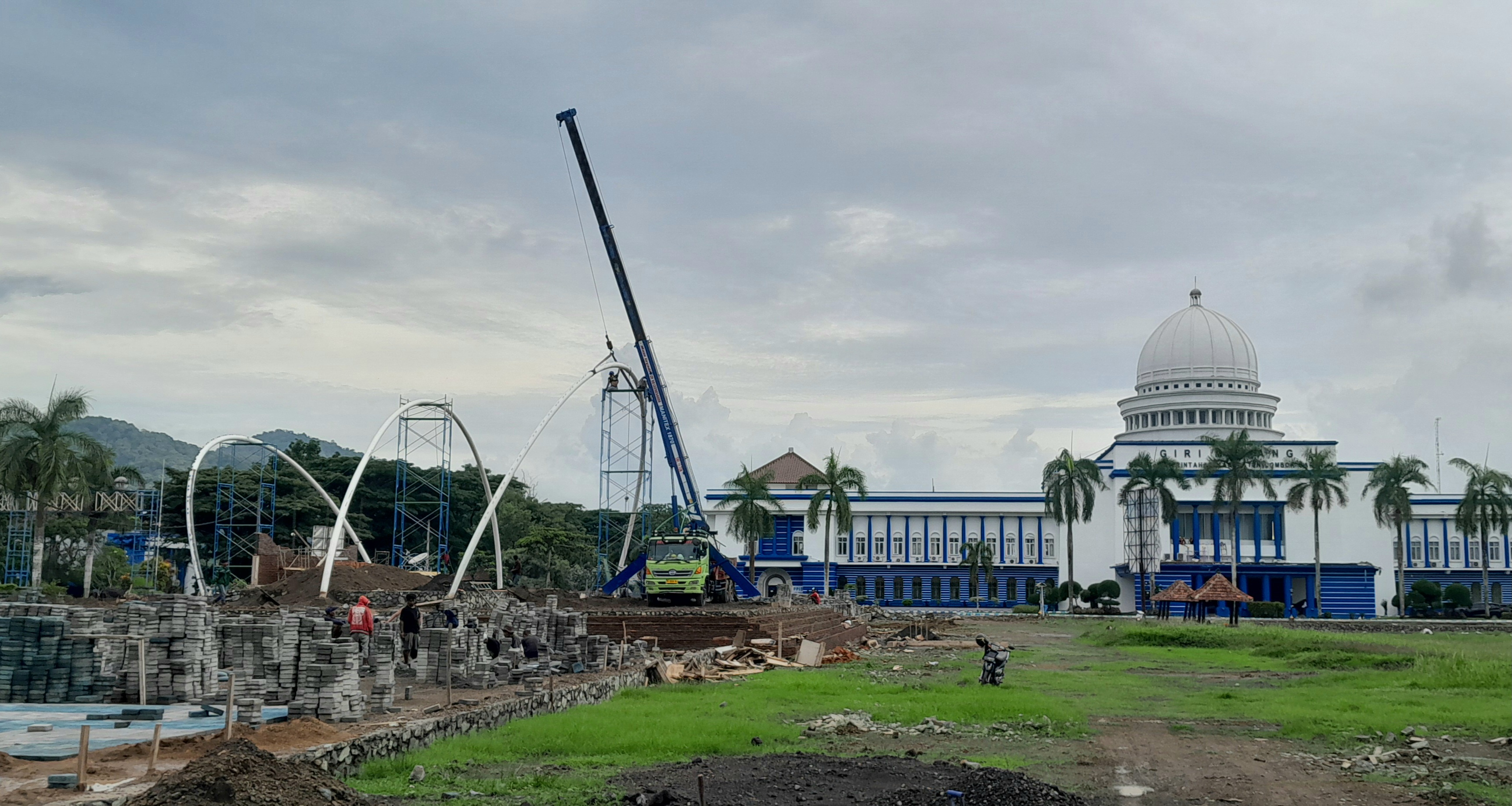 SEGERA RAMPUNG: Pembangunan plaza Alun-Alun Kota Gerung ditargetkan tuntas akhir tahun ini. Selain alun-alun, Pemkab Lombok Barat tengah membangun food court hingga sport center.