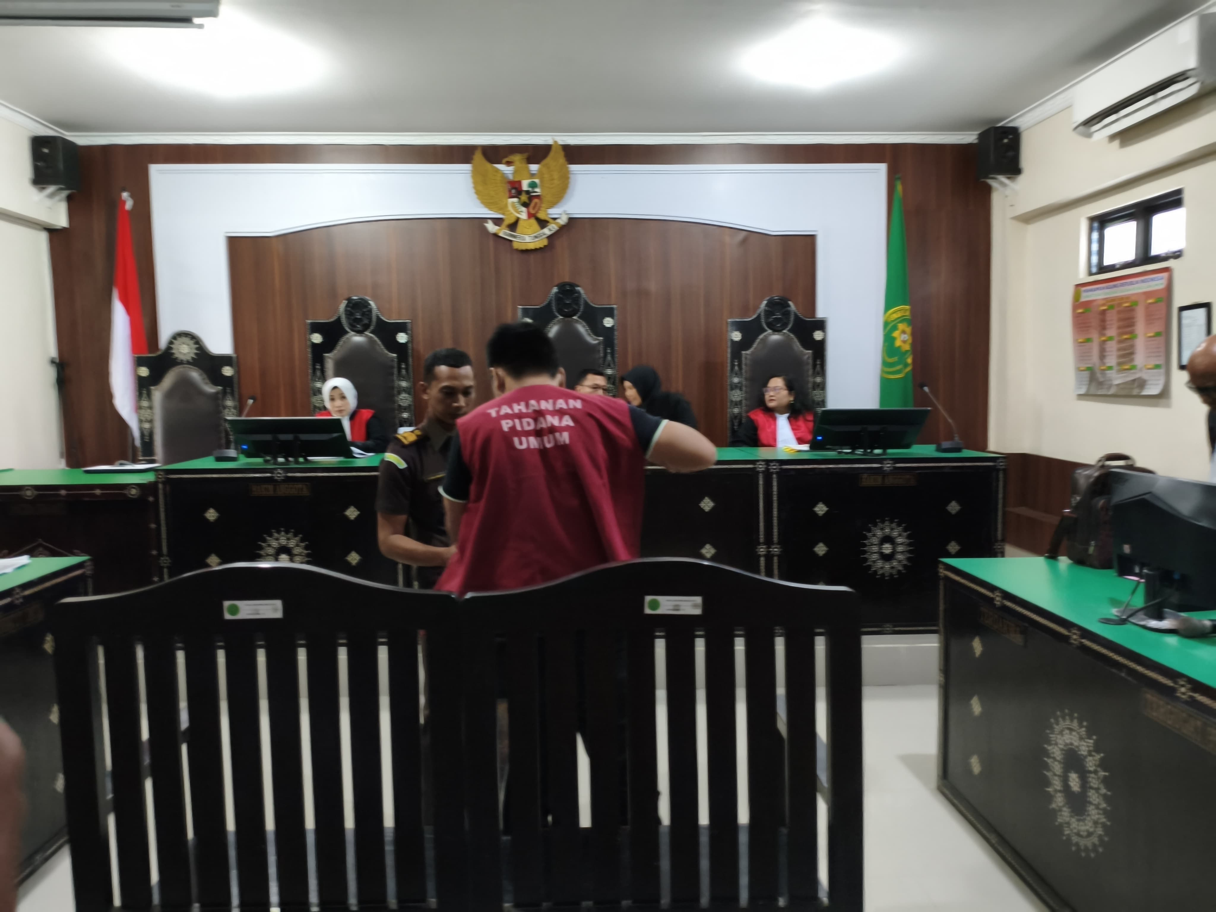 EKSEPSI DIBANTAH: Petugas pengawal tahanan membukakan borgol terdakwa Ipda Aris saat hendak menjalani sidang di PN Mataram, Senin (10/11).