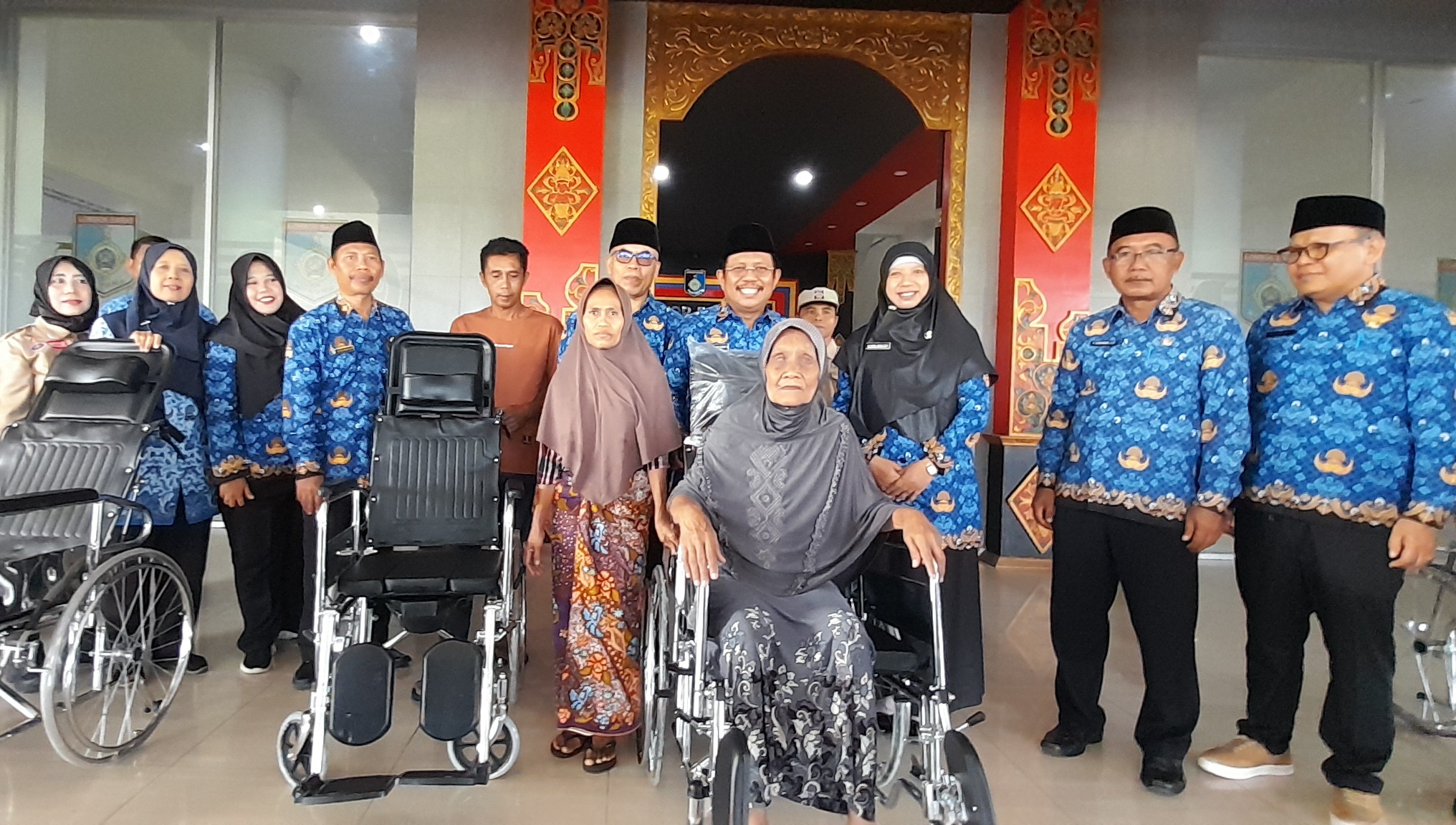 PEDULI: Bupati Lobar Lalu Ahmad Zaini (LAZ) bersama Wakil Bupati Lombok Barat memberikan bantuan kursi roda kepada lansia dan penyandang disabilitas bertepatan dengan Hari Pahlawan, Senin (10/11).
