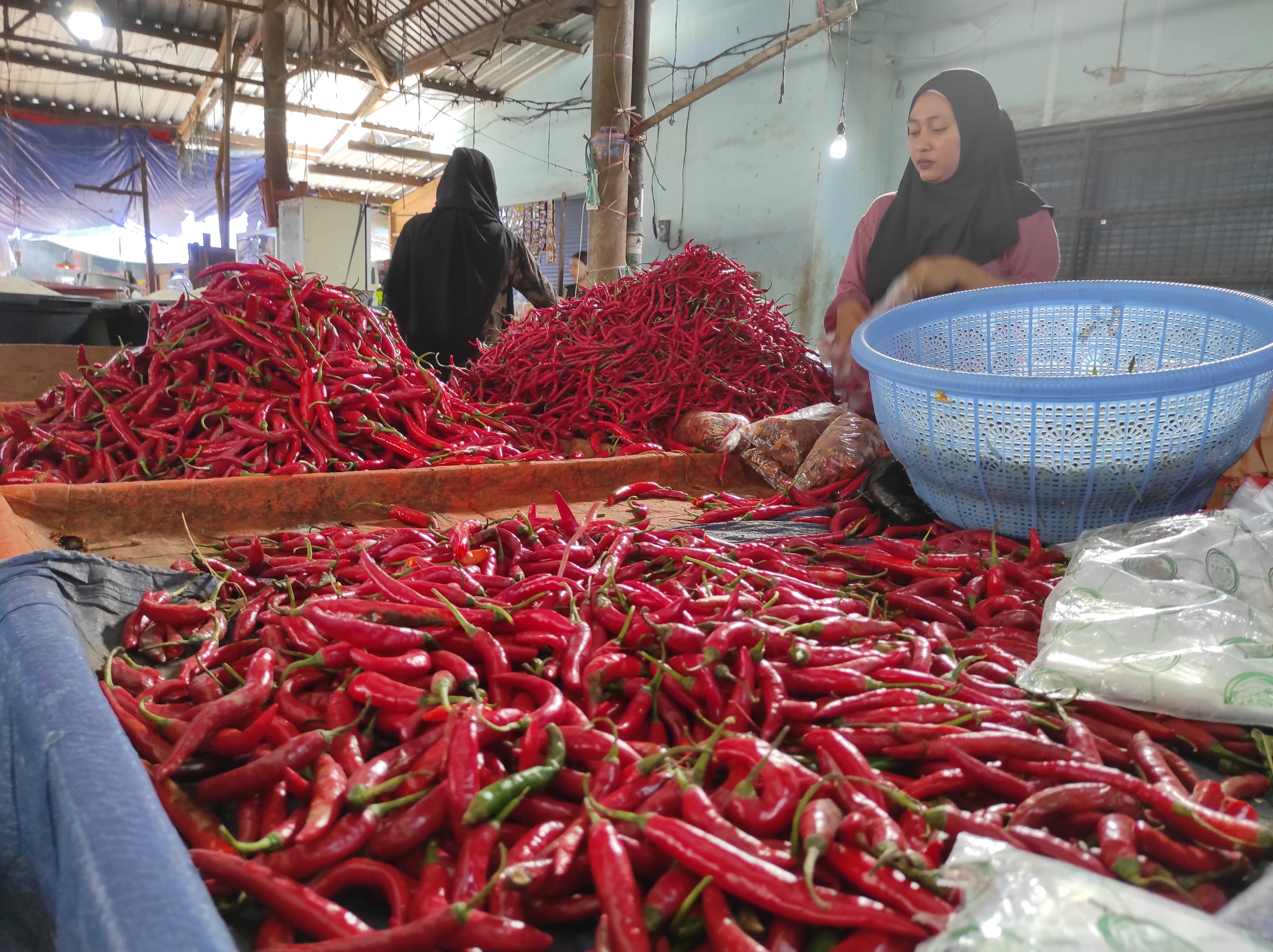 Salah satu penjual cabai di Pasar Induk Mandalika Mataram, pasokan menurun membuat harga bapok merangkak naik.