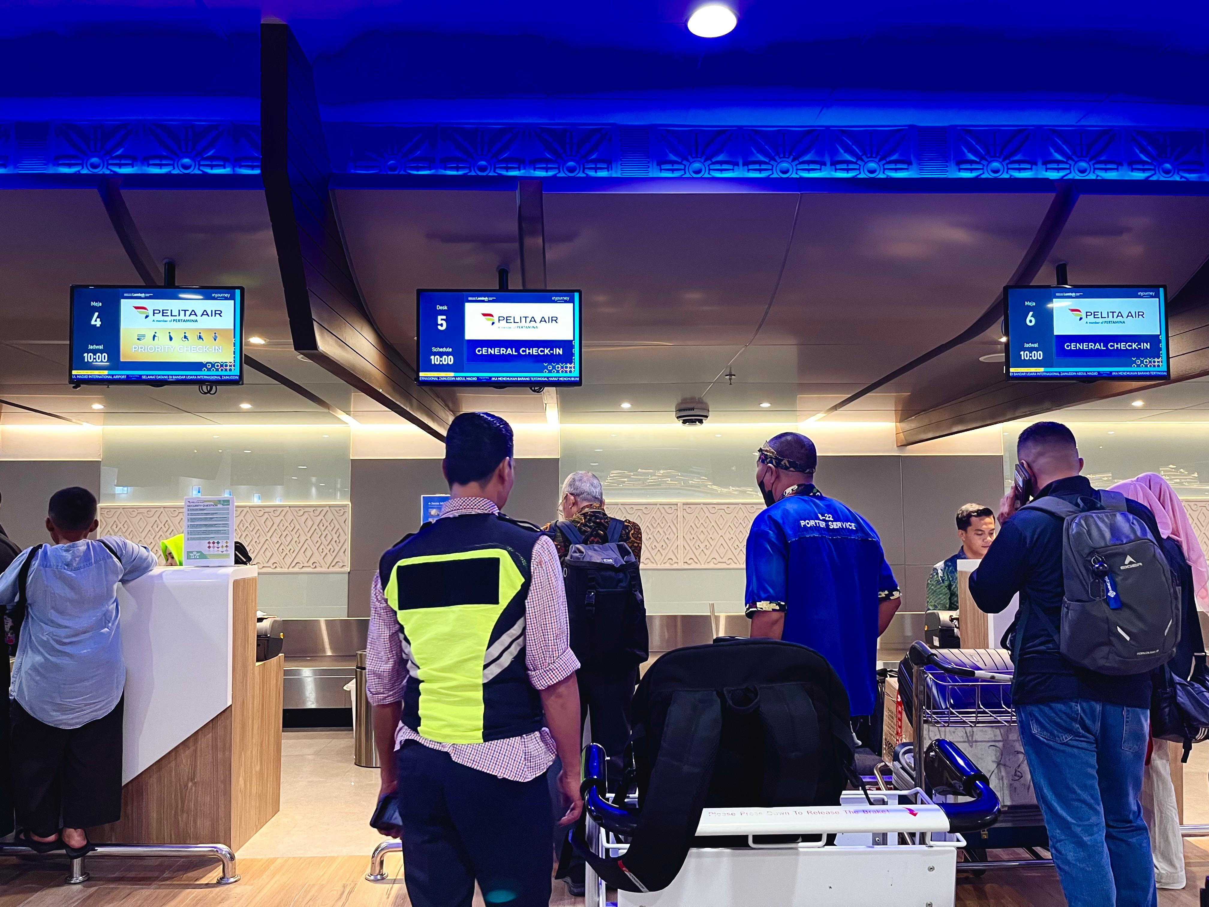Sejumlah penumpang yang tengah melakukan check in, sebelum keberangkatan di BIZAM, beberapa waktu lalu.