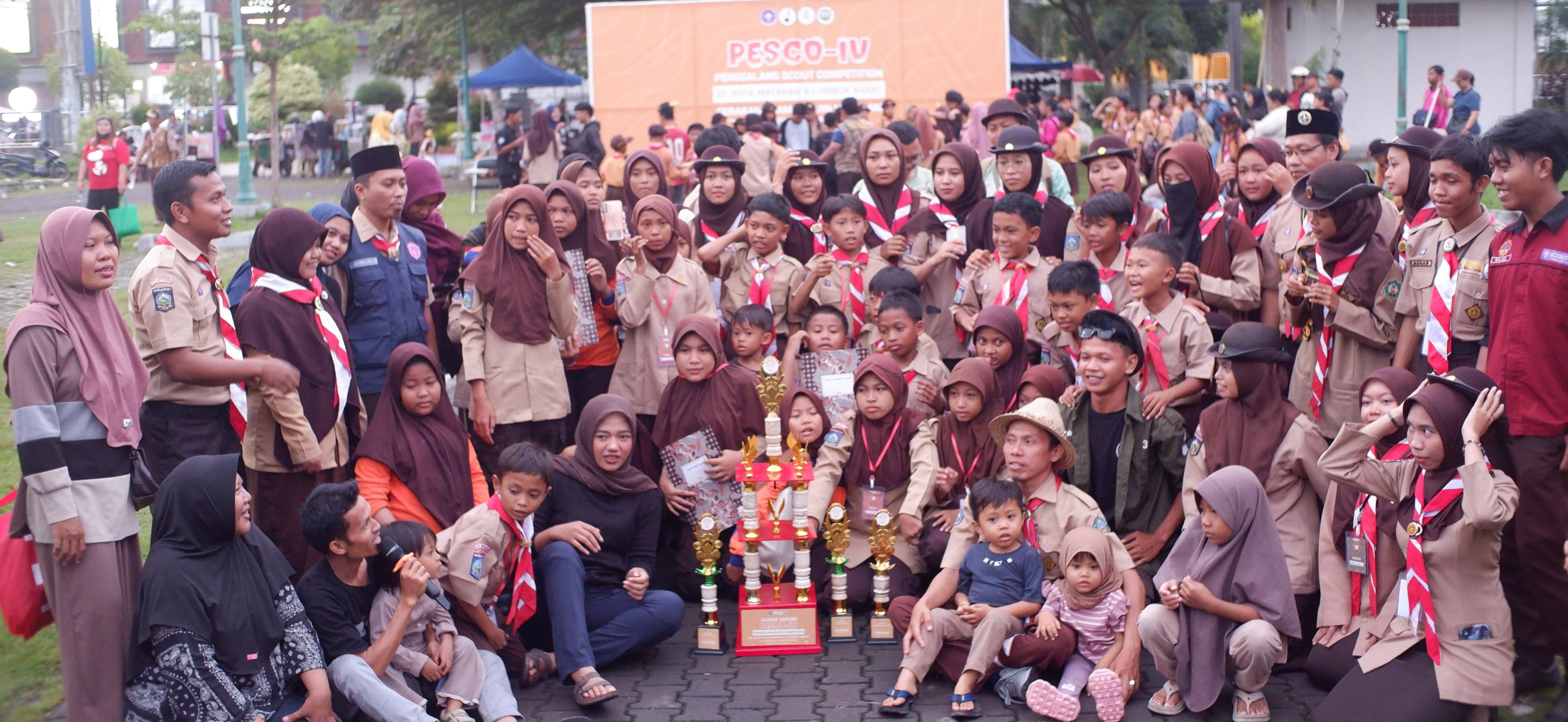Murid MI Al-Madaniyah dan pembina pramuka foto bersama usai meraih juara umum Pesco IV di UIN Mataram, Minggu lalu (9/11).