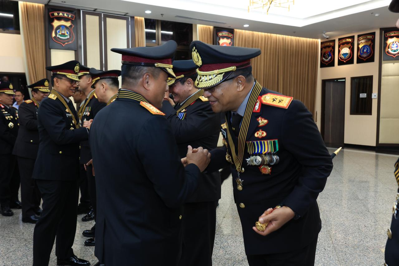 Kapolda NTB Irjen Pol Hadi Gunawan (kanan) menerima tanda kehormatan Bintang Bhayangkara Pratama dari kapolri.