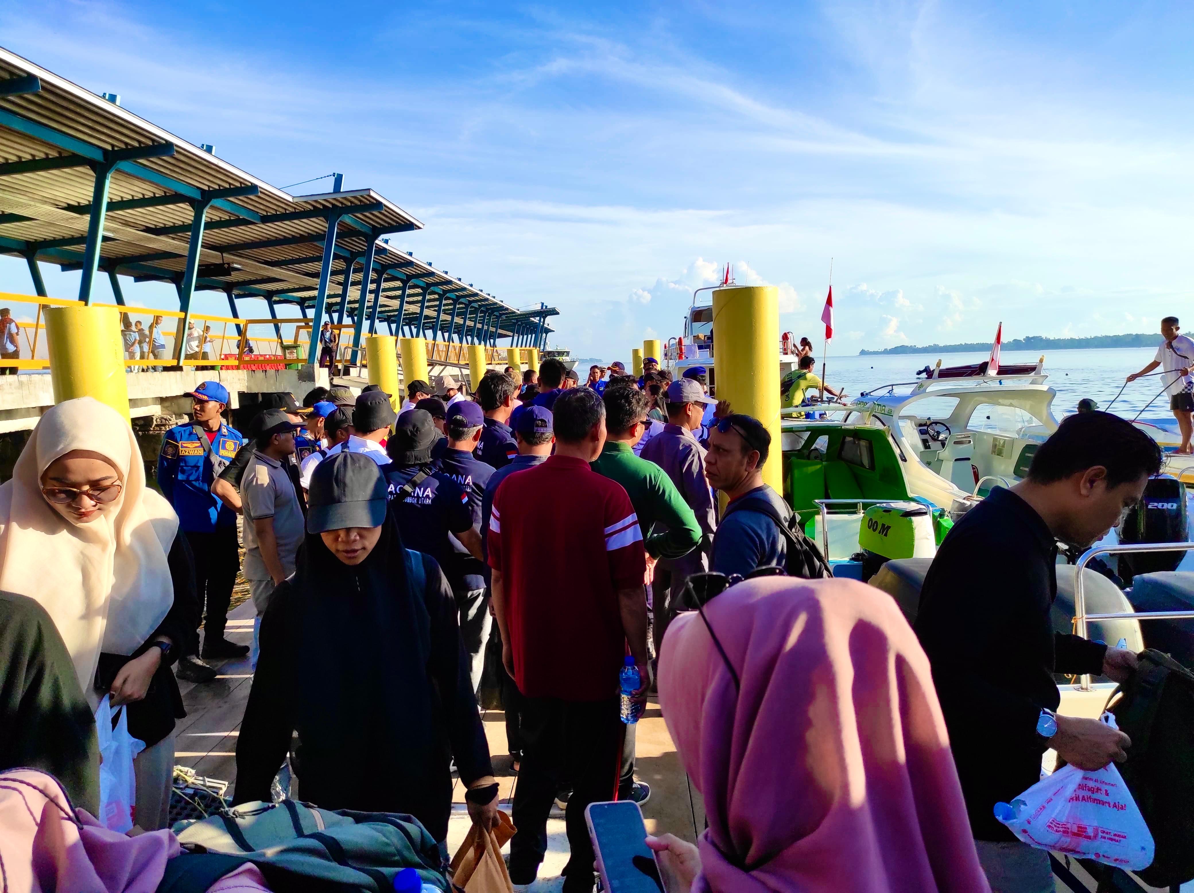 Suasana penumpang yang menunggu jadwal keberangkatan angkutan laut di Pelabuhan Bangsal, Lombok Utara, beberapa waktu lalu.