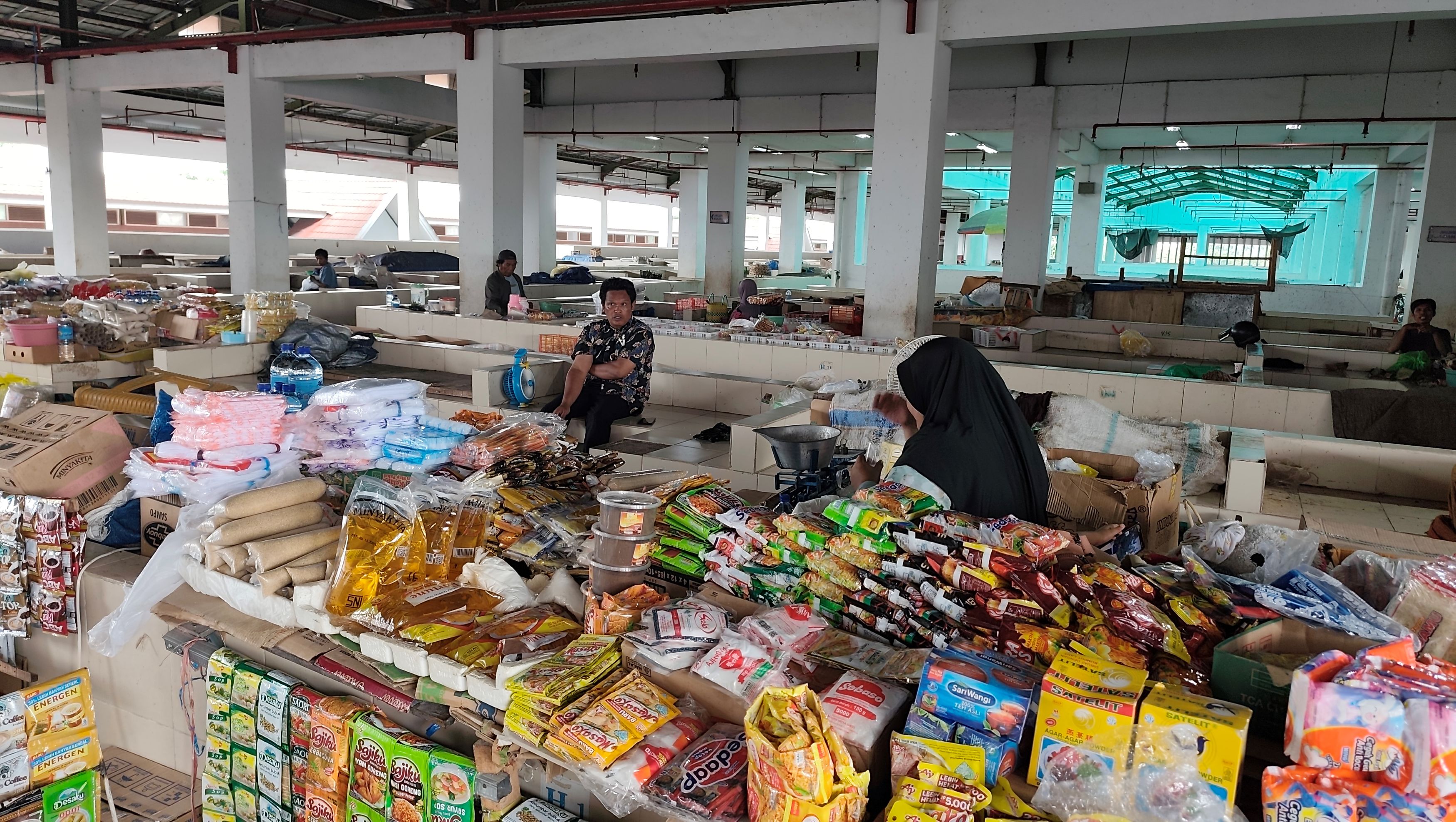 SUDAH CAIR: Pedagang sembako menunggu pembeli di Pasar Renteng, Praya belum lama ini. Dinas Sosial Loteng imbau warga gunakan uang untuk hal bermanfaat.